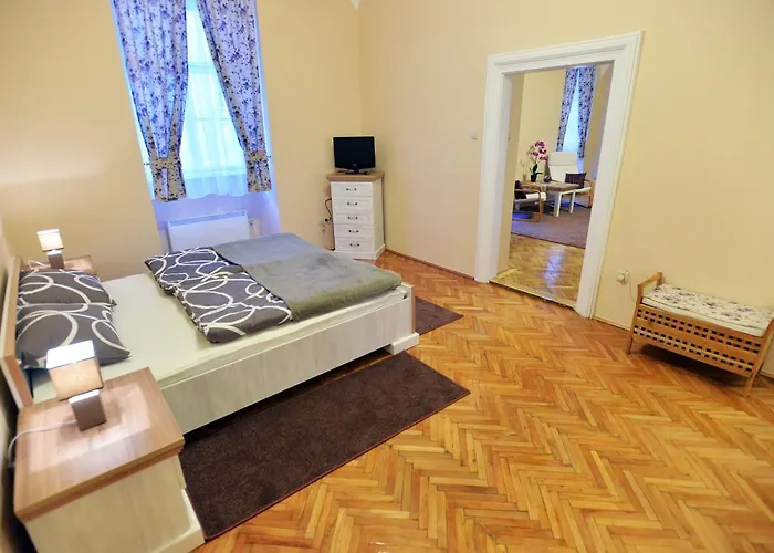 Főtér Apartman *